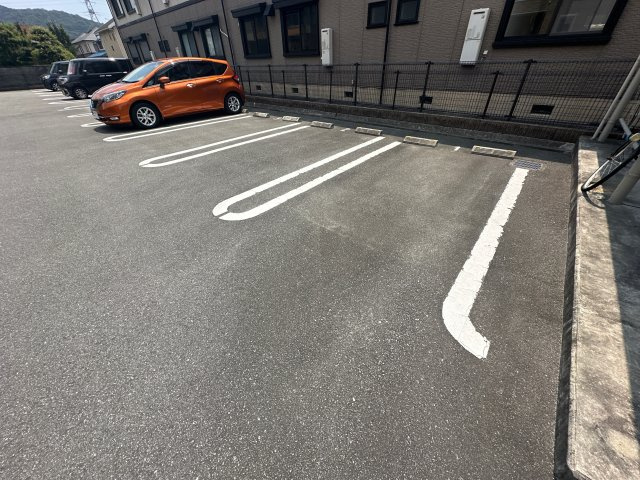 ジュネス　Ⅱの駐車場