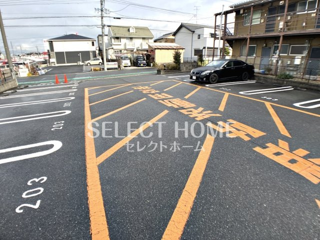 【駐車場】 | グランドパレス | 車をお持ちの方に嬉しい駐車場付きの物件です