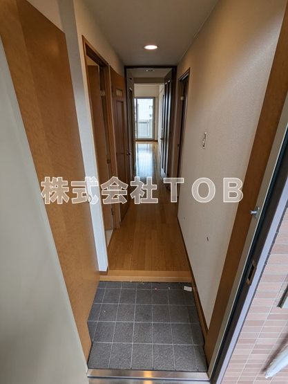 【玄関】 | メルヴェーユ調布 | ※別号室参考写真