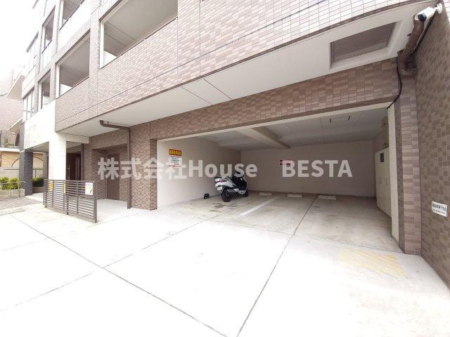 REGALO PLUSの駐車場