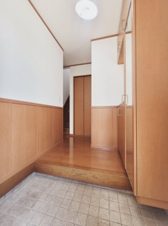 【玄関】 | 千葉市稲毛区稲毛町　中古一戸建て　JR総武線『稲毛駅』 | ご家族の靴も十分入ります