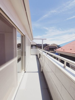 【バルコニー】 | 千葉市稲毛区稲毛町　中古一戸建て　JR総武線『稲毛駅』 | 南向きで気持ち良い風が通るバルコニーです。お布団もカラッと干せますね