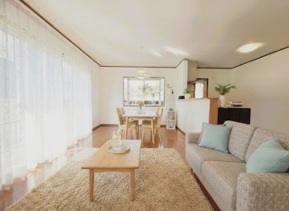 【居間・リビング】 | 千葉市稲毛区稲毛町　中古一戸建て　JR総武線『稲毛駅』 | 4枚の大きな窓で明るくゆったりとしたリビングです
※写真はバーチャルイメージです。