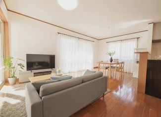 【居間・リビング】 | 千葉市稲毛区稲毛町　中古一戸建て　JR総武線『稲毛駅』 | 床暖房で足元ポカポカです♪
※写真はバーチャルイメージです。