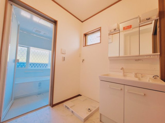 【独立洗面台】 | 千葉市稲毛区稲毛町　中古一戸建て　JR総武線『稲毛駅』 | 脱衣所には備え付けの棚もあります！