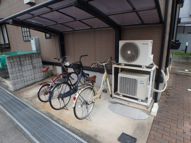 【その他共用部分】 | バウムライエ甲風園 | 屋根付き駐輪スペースです