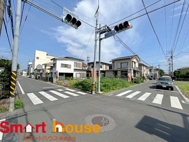 敷地面積158㎡超えの角地！前面6ｍ道路の条件付き売地！の前面道路含む現地写真