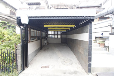 【駐車場】 | 上牧町米山台１丁目戸建 | 駐車場付きの物件です（※高さ・幅に制限があります）。