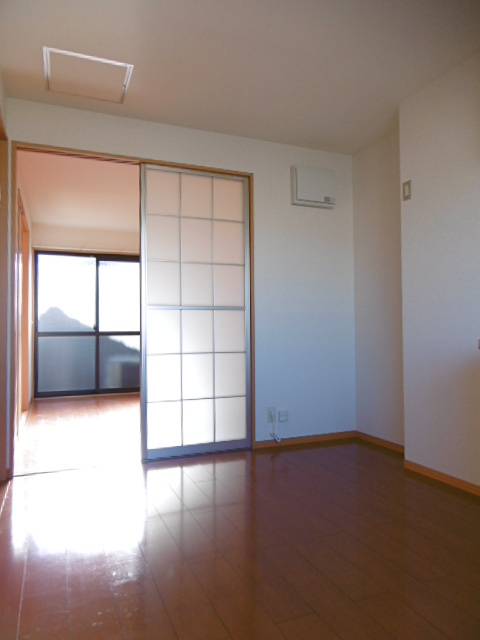 ベルコートMIKURA【10,000円キャッシュバック対象物件】の居間・リビング|こちらの居間で趣味の時間をお楽しみください