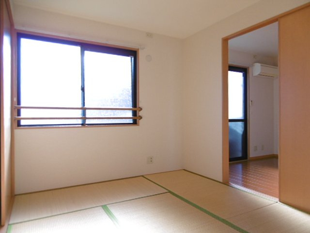 ベルコートMIKURA【10,000円キャッシュバック対象物件】の和室|明るい和室です