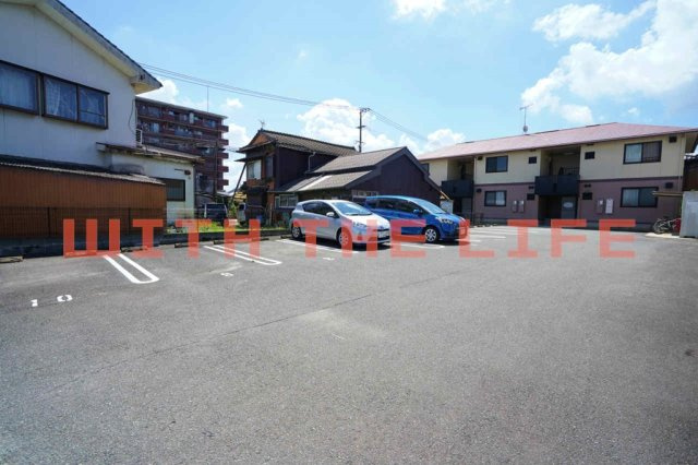 ベルコートMIKURA【10,000円キャッシュバック対象物件】の駐車場|落ち着いた雰囲気の外観です