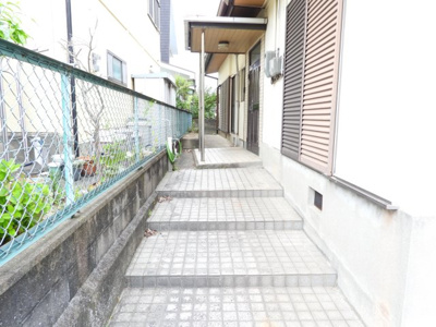 【その他】 | 洲本市津田一戸建 | 玄関アプローチの写真です。（令和６年６月撮影）