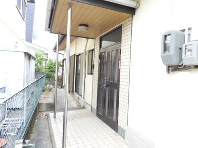 【その他】 | 洲本市津田一戸建 | 玄関アプローチの写真です。（令和６年６月撮影）