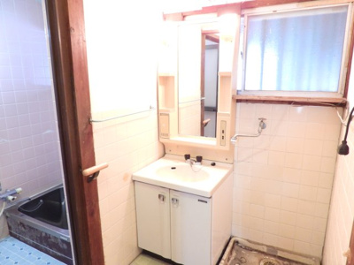 【独立洗面台】 | 洲本市津田一戸建 | 洗面台の写真です。（令和６年６月撮影）