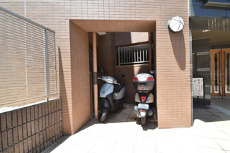 【駐車場】 | バイク置き場。空き区画の有無や駐輪料金、サイズおよび排気量規定などについては、改めてお問い合わせください。～即日のご見学可能～　お問合せはお気軽にどうぞ。