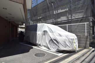 【駐車場】 | マンションの駐車場スペース。空きの有無や駐車料金、サイズ規定などについては、改めてお問い合わせください。～即日のご見学可能～　お問合せはお気軽にどうぞ。
