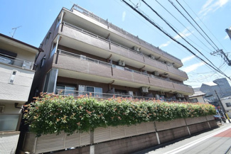 【外観】 | 青空によく映える建物です。手入れの行き届いた外壁やマンション正面エントランスなど、綺麗な姿をぜひ一度、現地にてご覧ください。～即日のご見学可能～　お問合せはお気軽にどうぞ。