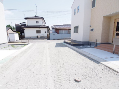 【前面道路含む現地写真】 | Livele Garden.S　原町区三島町　7号棟