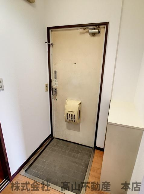 丸昭第２ビルの玄関