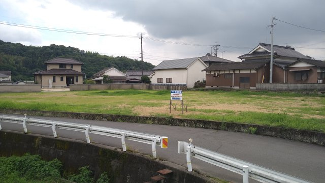鴨方町小坂東1売地の前面道路含む現地写真