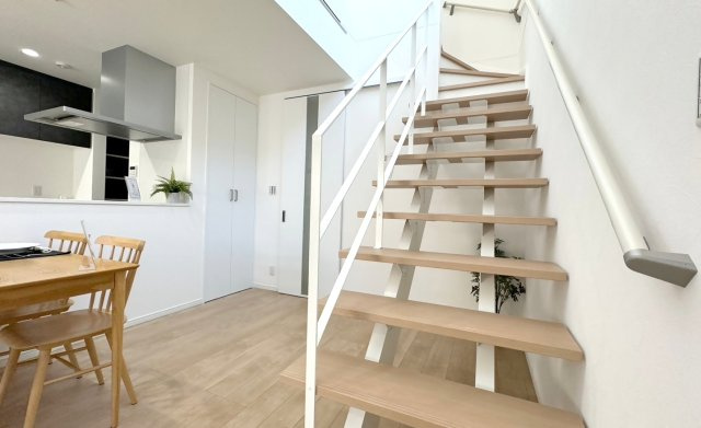 クロワールタウン深井清水　新築戸建の内装|モデルハウス　吹き抜け階段