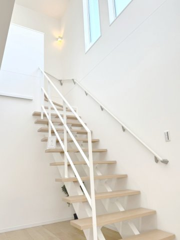 クロワールタウン深井清水　新築戸建の内装|モデルハウス　吹き抜け階段