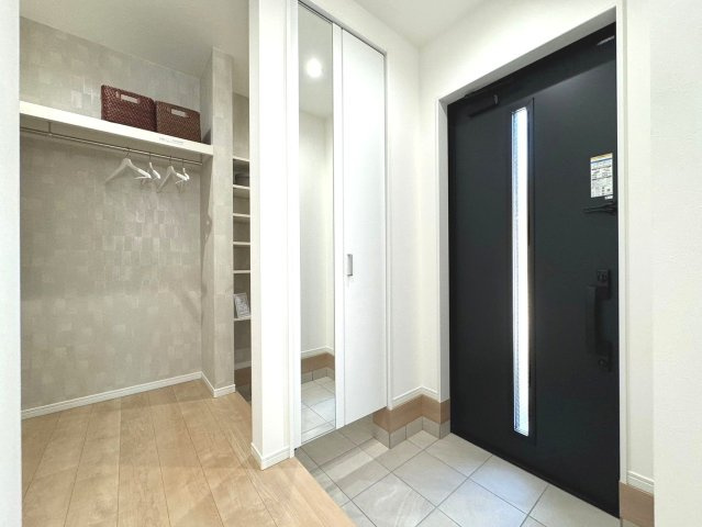 クロワールタウン深井清水　新築戸建の玄関|モデルハウス　玄関＆クローク