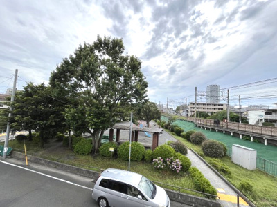 【展望】 | 長津田１丁目戸建て１号棟 | バルコニーからの眺望です。
緑豊かな風景が日々の暮らしに潤いと豊かさをもたらしてくれます。