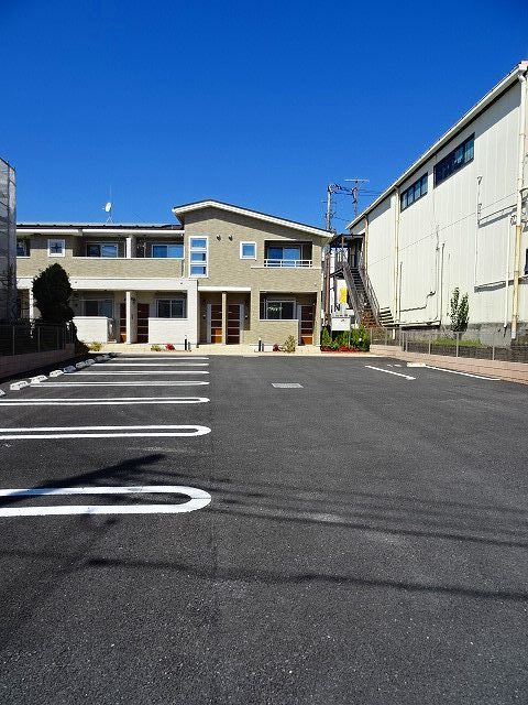イーストプリムラの駐車場