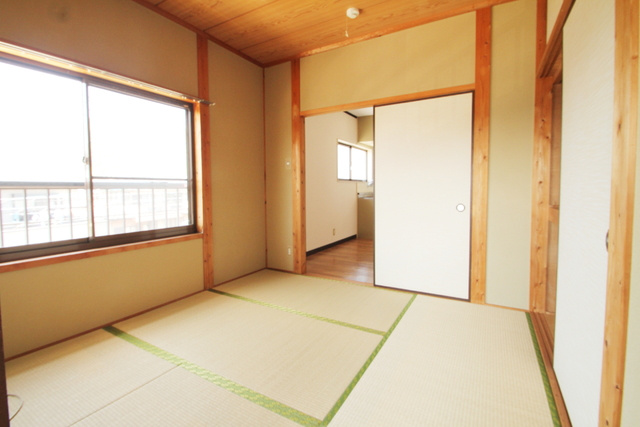 宗像市赤間３丁目のアパートの居間・リビング