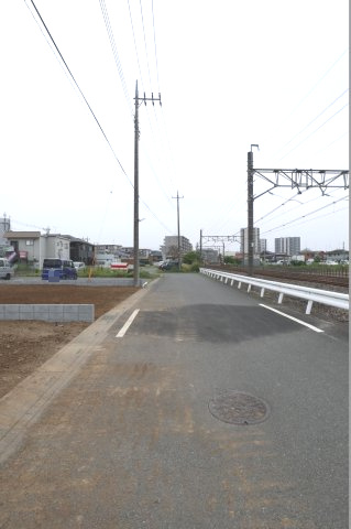 鴻巣市愛の町の売地の前面道路含む現地写真|2024年7月6日撮影の前面道路の写真です。対象地は左側です。