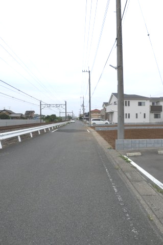 鴻巣市愛の町の売地の前面道路含む現地写真|2024年7月6日撮影の前面道路の写真です。対象地は右側です。