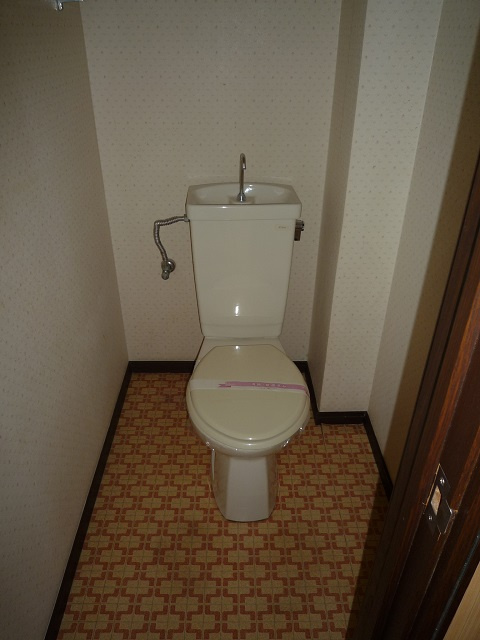 グレースマンションのトイレ|落ち着いた色調のトイレです