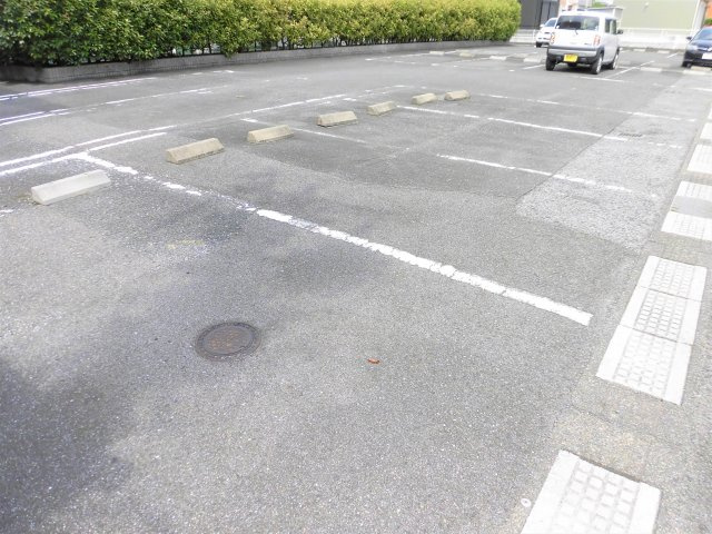 エメラルド77の駐車場