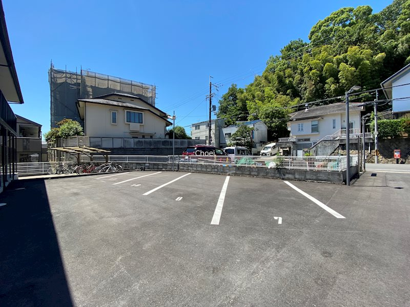 エメラルドグリーンの駐車場