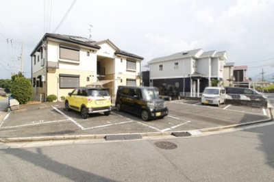 【駐車場】 | フォーレス真美 | 車をお持ちの方に嬉しい駐車場付きの物件です