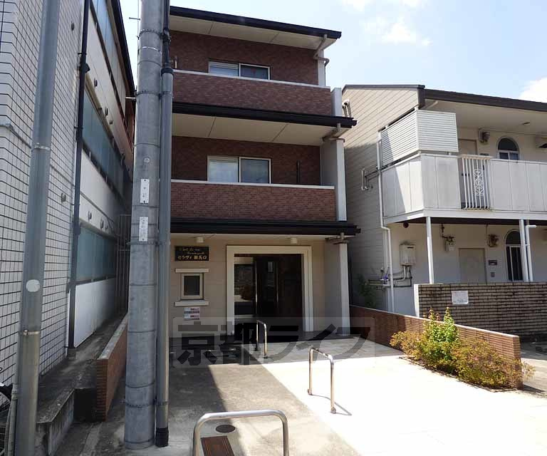 セラヴィ鞍馬口のエントランス