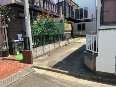 【外観】 | 武蔵村山市榎3丁目　売地 | 土地の間口部分の写真です。お車の出入りには多少の練習が必要になりますが、車種によっては2台分の駐車スペースがございます。