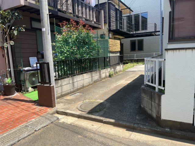【外観】 | 武蔵村山市榎３丁目　中古戸建住宅 | 入口部分の写真になります。お車の出入れは、多少練習が必要になると思いますが、車種によっては２台のお車の駐車も可能です。
