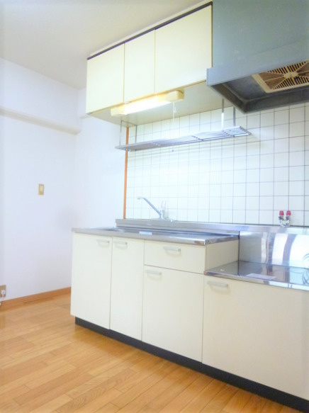REステートビルのキッチン|コンパクトなキッチンで掃除もラクラク