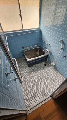 【浴室】 | 石井戸建 | 窓付きの浴室です。