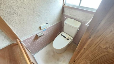 【トイレ】 | 石井戸建 | 日当たりが良く、明るい雰囲気のトイレです。