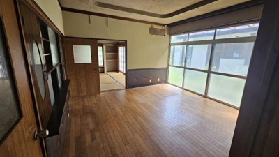 【居間・リビング】 | 石井戸建 | 大きな窓で開放感があります。