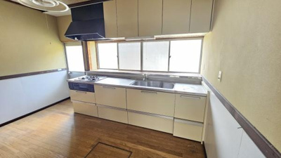 【キッチン】 | 石井戸建 | 明るいキッチンです、収納も充実してます。