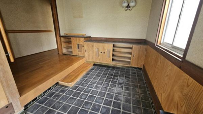 【玄関】 | 石井戸建 | 広々とした玄関、靴もたっぷり収納出来ます。