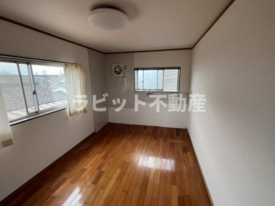 【洋室】 | 上川東二丁目住居付貸店舗 | 2F住居の洋室です
以前はDKスペースとして使用していました