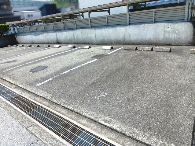 コーポ朝日Ⅴの駐車場|カースペースがあります