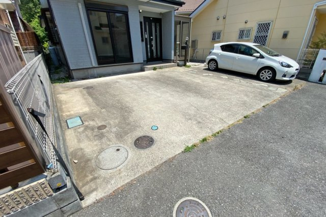 飯能市中山　中古一戸建　～サンルームのあるお家～の駐車場|カースペースは車種に依りますが並列3台駐車可能！