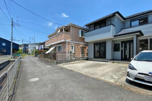 飯能市中山　中古一戸建　～サンルームのあるお家～の前面道路含む現地写真|南側が道路、近隣は戸建て住宅が建ち並ぶ落ち着いた住環境です。