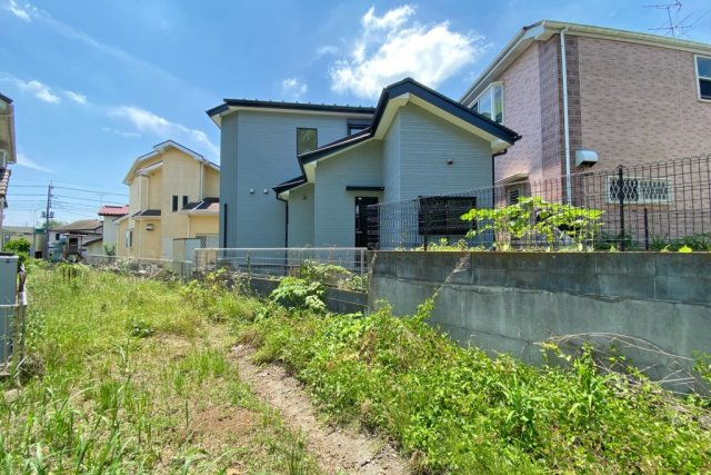 飯能市中山　中古一戸建　～サンルームのあるお家～の周辺|敷地北東側の隣地は水路と道路につき開放感有！